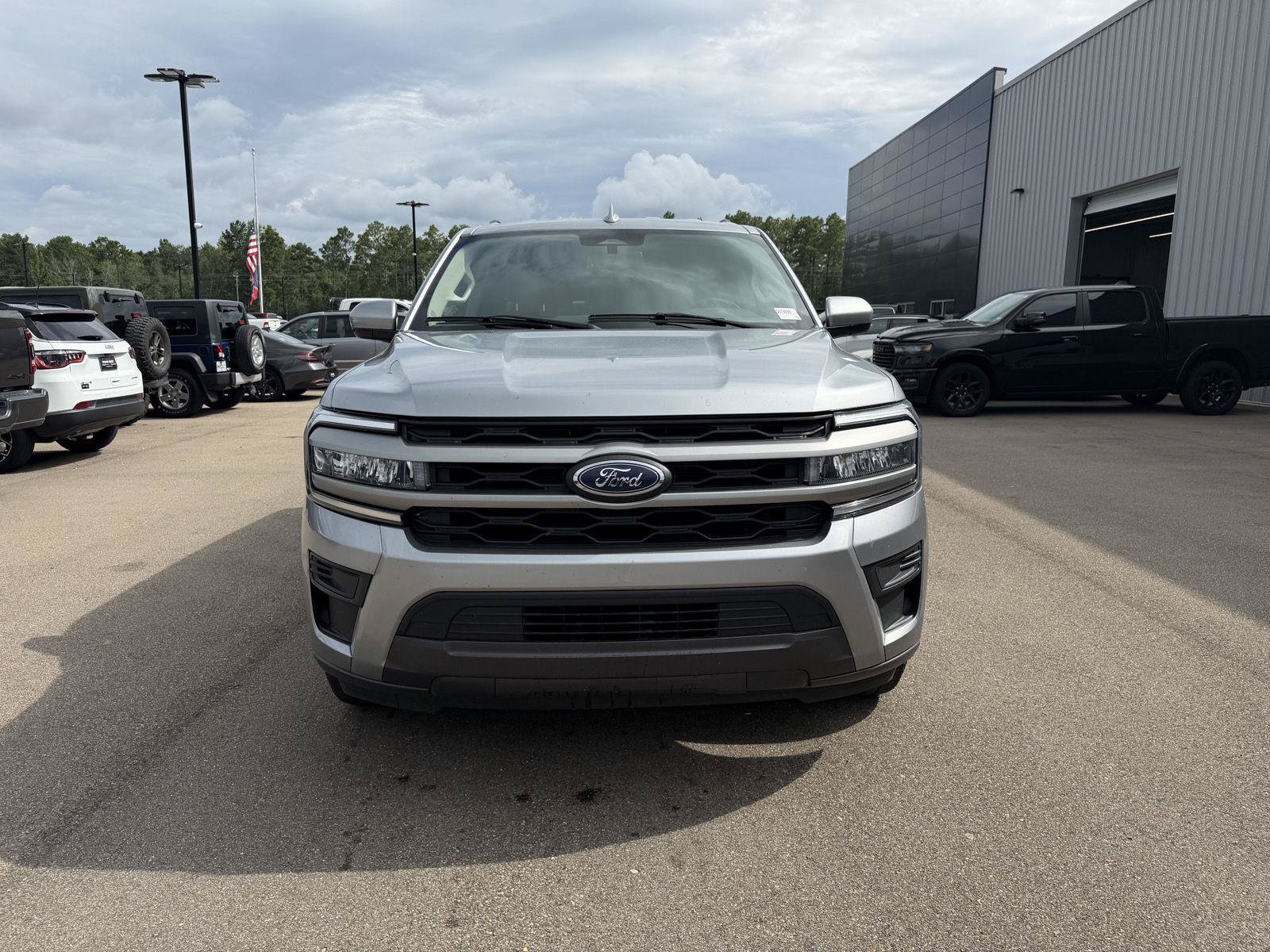 Used 2024 Ford Expedition XLT RWD image 2