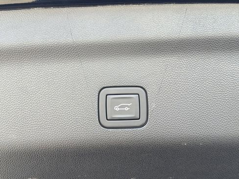 Used 2024 Chevrolet Tahoe Z71 w/ Luxury Package image 17