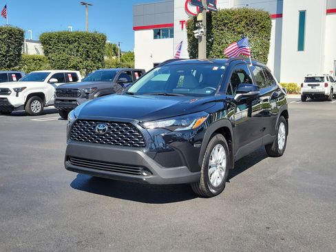 Used 2025 Toyota Corolla Cross LE image 5