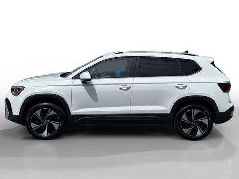Used 2025 Volkswagen Taos SE w/ Panoramic Sunroof Package AWD/4WD image 2