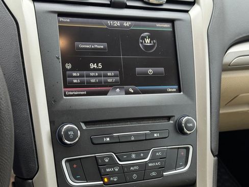 Used 2016 Ford Fusion SE image 15