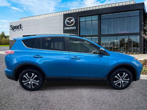 Used 2018 Toyota RAV4 LE FWD image 2