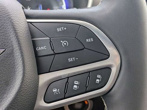 Used 2025 Chrysler Pacifica Select FWD image 22