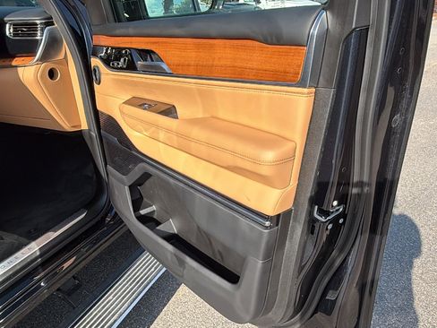 Used 2025 Jeep Grand Wagoneer Series III AWD/4WD image 20