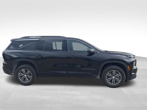 Used 2025 Chevrolet Traverse LT image 8