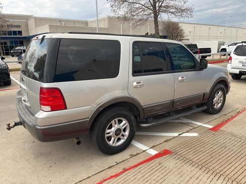 Used 2004 Ford Expedition XLT image 2