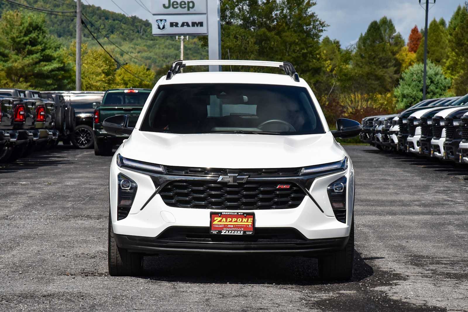 Used 2025 Chevrolet Trax RS FWD image 8