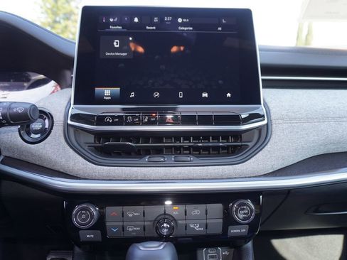 Used 2023 Jeep Compass Latitude image 19