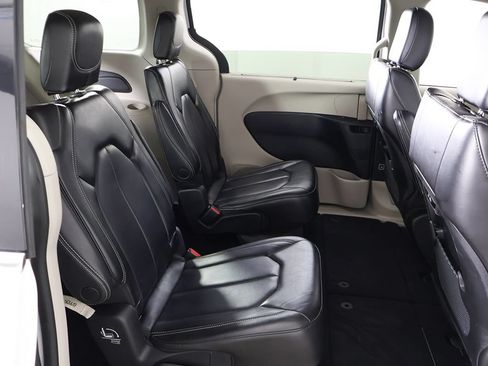 Used 2023 Chrysler Pacifica Touring-L FWD image 33