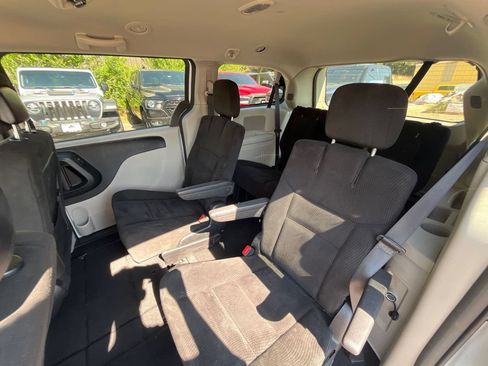 Used 2016 Dodge Grand Caravan SXT w/ Rear Park Assist Package FWD image 10