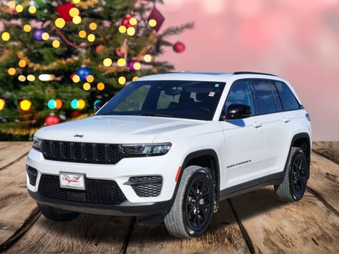 Used 2024 Jeep Grand Cherokee Altitude image 2