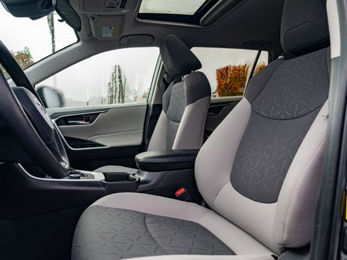 Used 2020 Toyota RAV4 XLE image 14