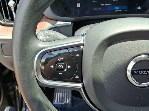 Used 2023 Volvo XC60 B5 Plus image 24