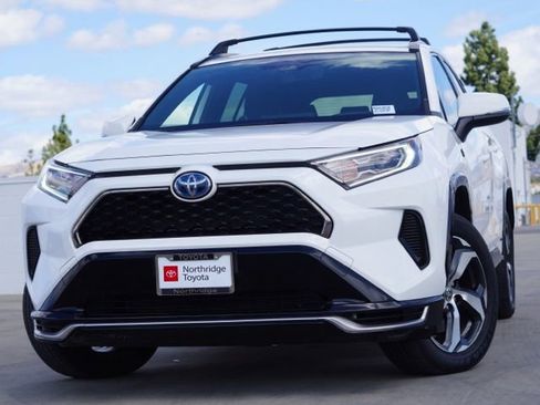 Used 2021 Toyota RAV4 SE w/ Weather & Moonroof Package AWD/4WD image 4