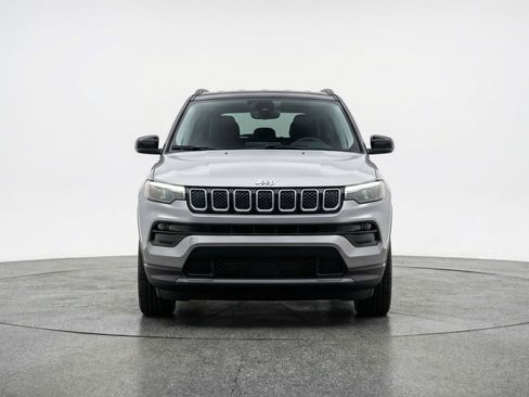 Used 2025 Jeep Compass Limited AWD/4WD image 2