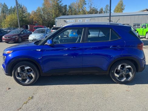 Used 2023 Hyundai Venue SEL image 2