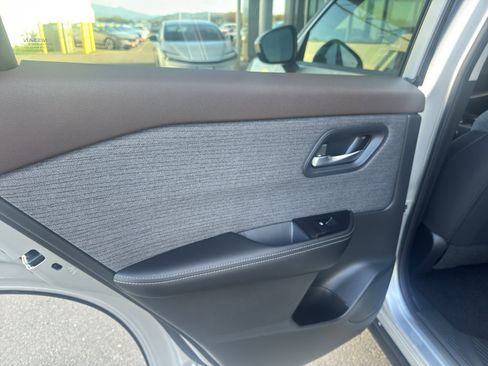 Used 2023 Nissan Rogue SV image 8