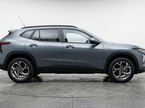 Used 2025 Chevrolet Trax LT w/ LT Convenience Package image 11