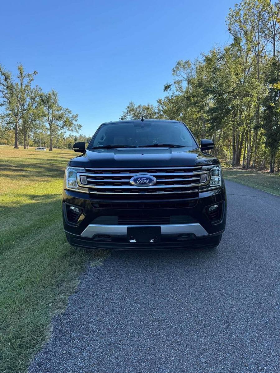 Used 2018 Ford Expedition XLT w/ Equipment Group 202A AWD/4WD image 9