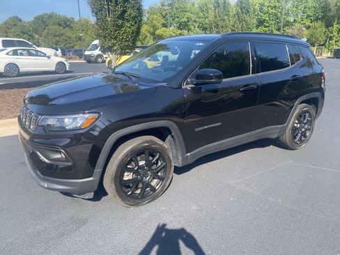 Used 2025 Jeep Compass Latitude w/ Altitude Special Edition AWD/4WD image 4