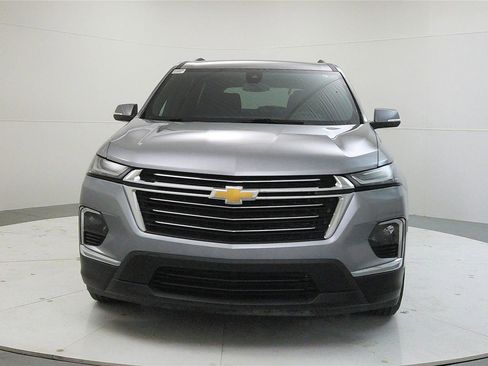 Used 2023 Chevrolet Traverse LT image 2