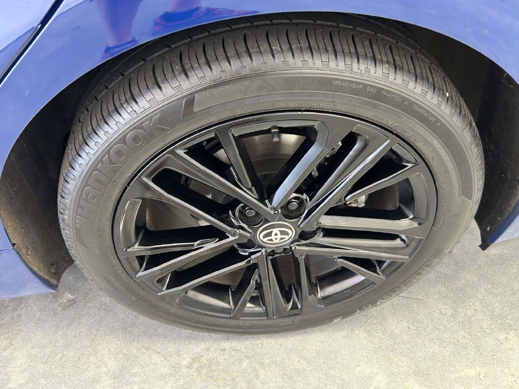 Used 2025 Toyota Camry SE FWD image 9