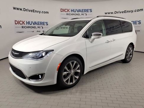 Used 2019 Chrysler Pacifica Limited w/ Tire & Wheel Group FWD image 1
