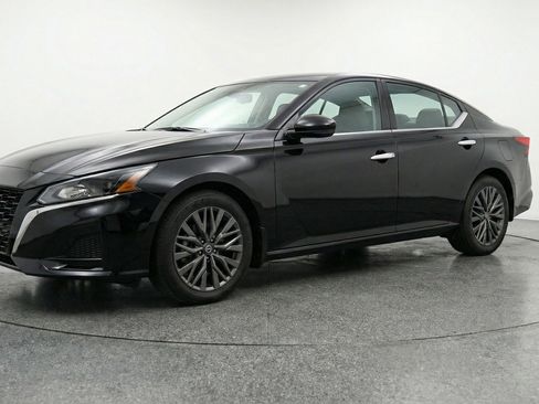 Used 2025 Nissan Altima 2.5 SV FWD image 3