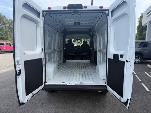 Used 2025 RAM ProMaster 2500 w/ Convenience Group image 12