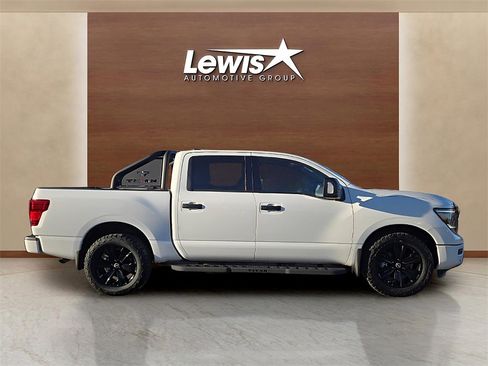 Used 2023 Nissan Titan SV w/ SV Convenience Package image 5