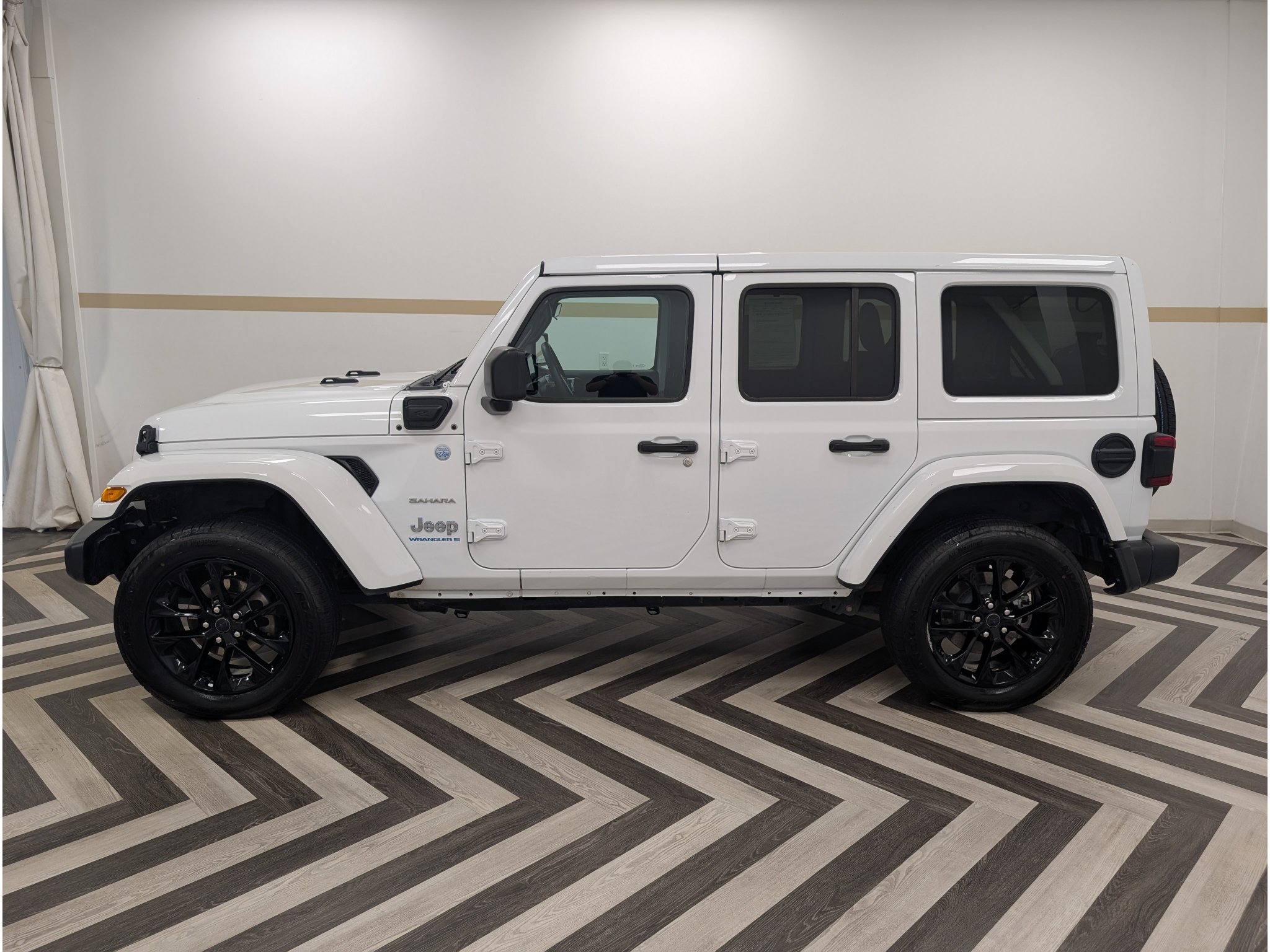 Used 2024 Jeep Wrangler Unlimited Sahara AWD/4WD image 3