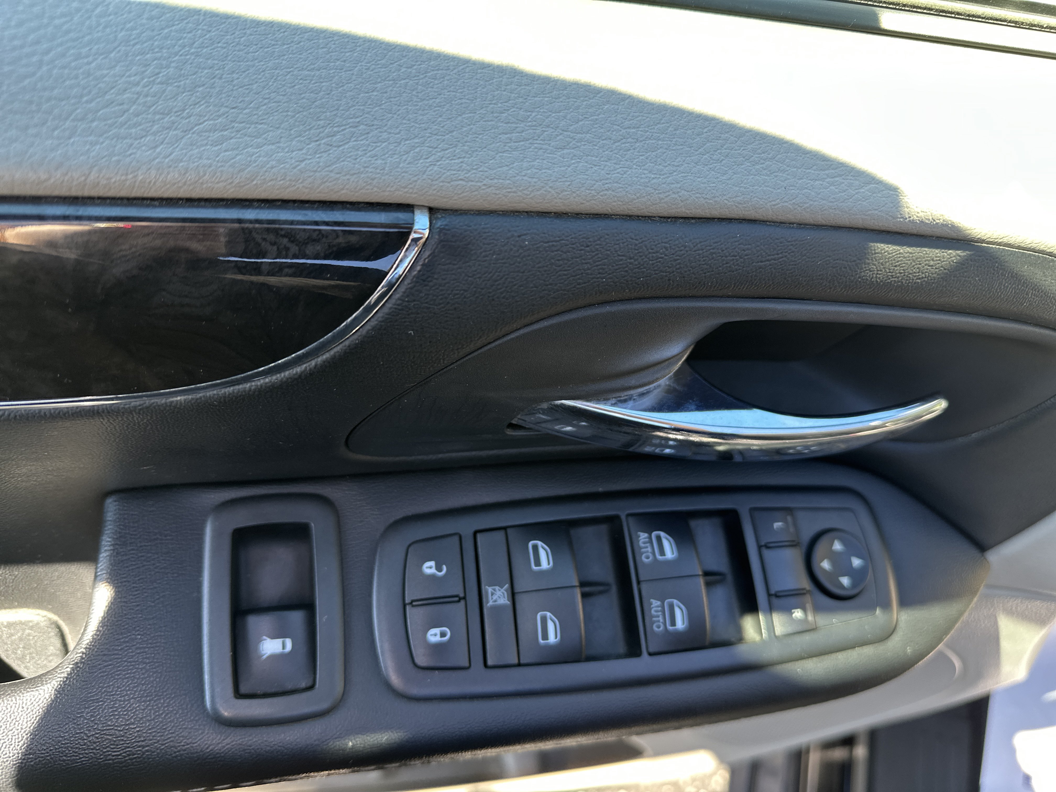 Used 2015 Chrysler Town & Country Touring w/ Driver Convenience Group FWD image 10