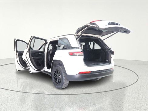 Used 2024 Jeep Grand Cherokee Altitude image 16