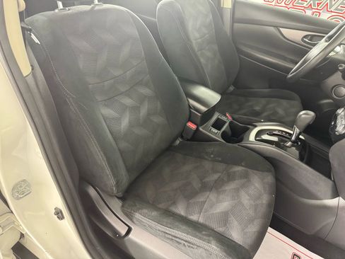 Used 2016 Nissan Rogue SV w/ SV Premium Package image 35