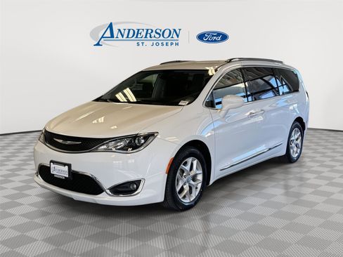 Used 2018 Chrysler Pacifica Touring-L w/ Tire & Wheel Group image 1