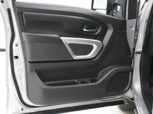 Used 2021 Nissan Titan SV w/ SV Convenience Package image 14