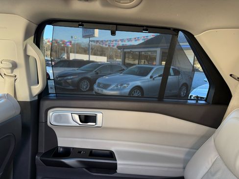 Used 2020 Ford Explorer Platinum w/ Premium Technology Package image 16