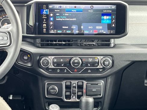 Used 2024 Jeep Gladiator Sport image 16