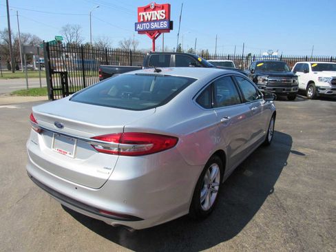Used 2018 Ford Fusion SE w/ Fusion SE Technology Package image 5