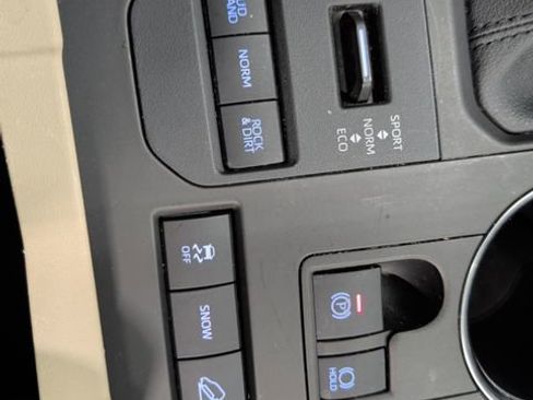 Used 2021 Toyota Highlander XLE image 30