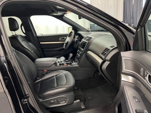 Used 2018 Ford Explorer XLT w/ Equipment Group 202A AWD/4WD image 12