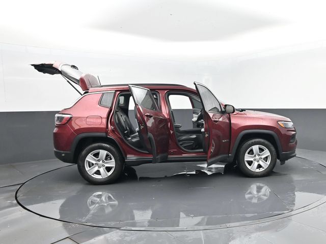 Used 2022 Jeep Compass Latitude AWD/4WD image 27