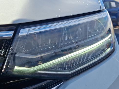 Used 2024 Volkswagen Tiguan SE R-Line image 9