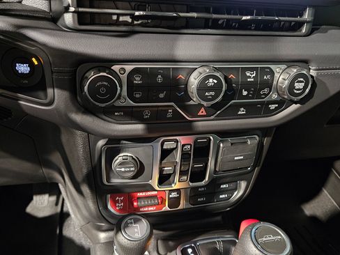 Used 2025 Jeep Gladiator Mojave w/ Convenience Group image 31