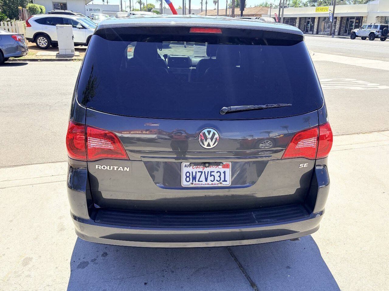 Used 2011 Volkswagen Routan SE FWD image 5