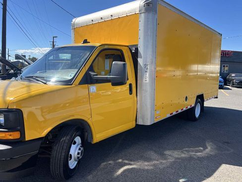 Used 2017 GMC Savana 3500 Extended RWD image 3