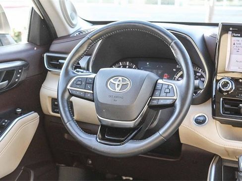 Used 2021 Toyota Highlander Limited image 21