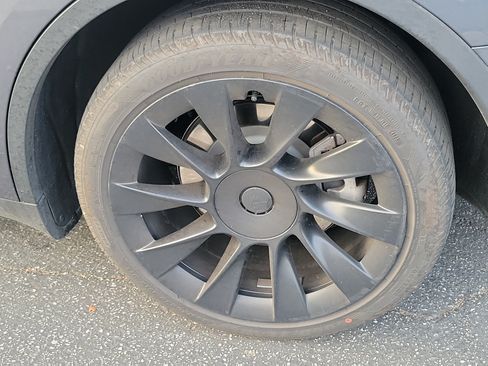 Used 2024 Tesla Model Y Long Range AWD/4WD image 4