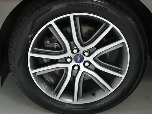 Used 2019 Ford Edge Titanium w/ Equipment Group 301A AWD/4WD image 39