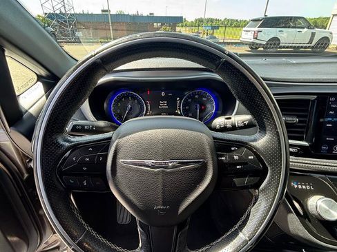 Used 2018 Chrysler Pacifica Limited FWD image 13